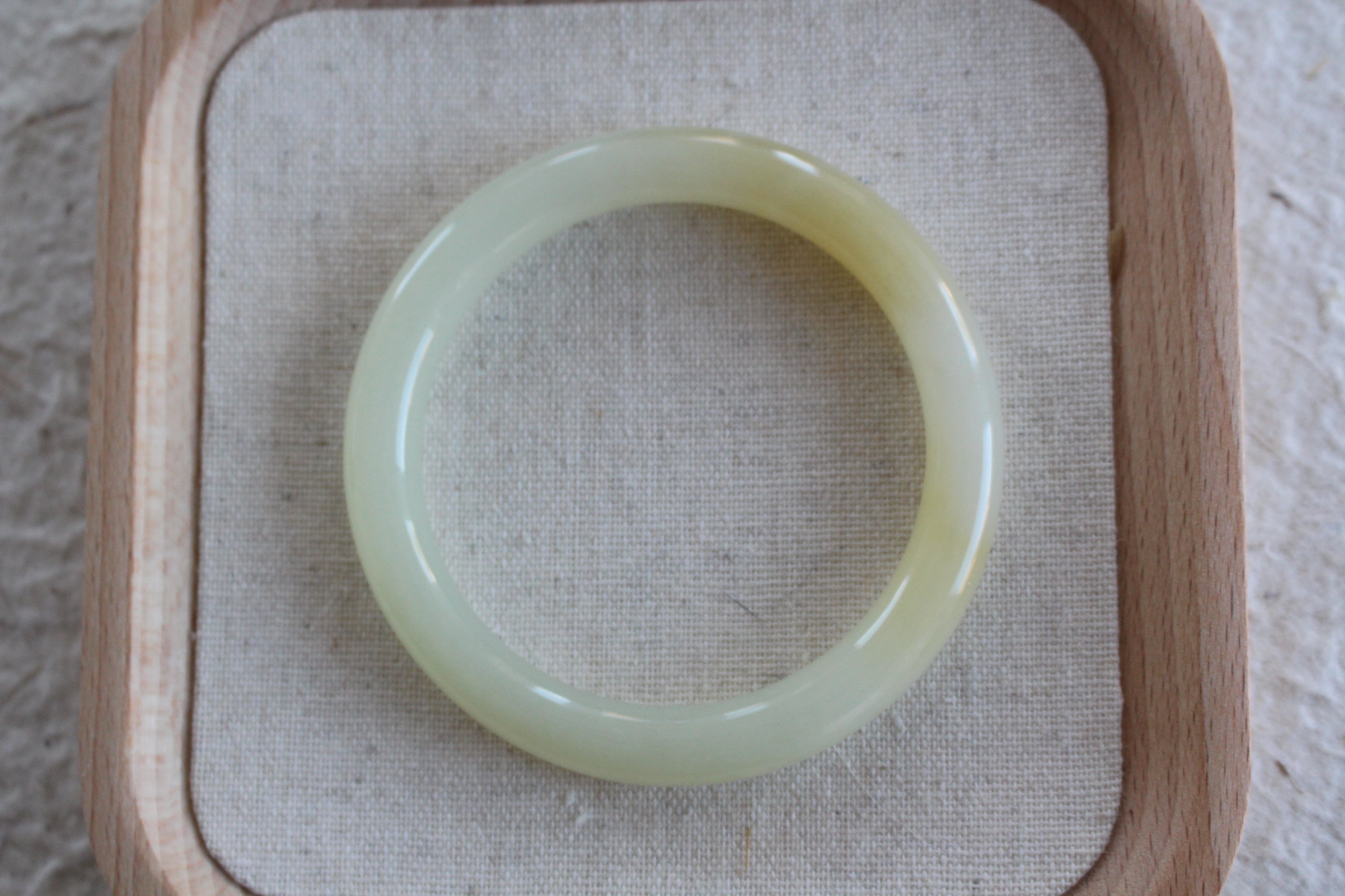 Handcrafted Russian Cream Yellow Jade Bangle Bracelet – 57.8 mm (俄奶黄 ~卡57.8)