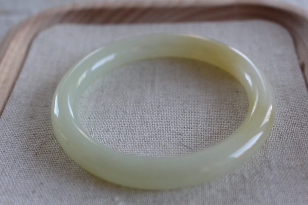Handcrafted Russian Cream Yellow Jade Bangle Bracelet – 57.8 mm (俄奶黄 ~卡57.8)