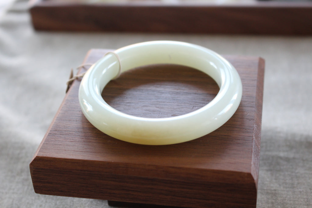 Natural Russian Green Jade ‘Sugar White’ Bangle Bracelet – 58.4mm (俄青白一口糖 ~ 卡58.4)